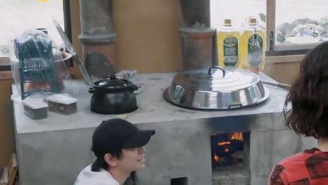 张艺兴|《向往6》张艺兴做饭卫生条件太差，炒菜勺子直接放在灶台上？