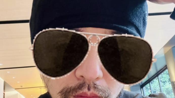 周杰伦|周杰伦晒自拍，胡子拉碴自嘲狼狈，再度暗示新歌发行在即