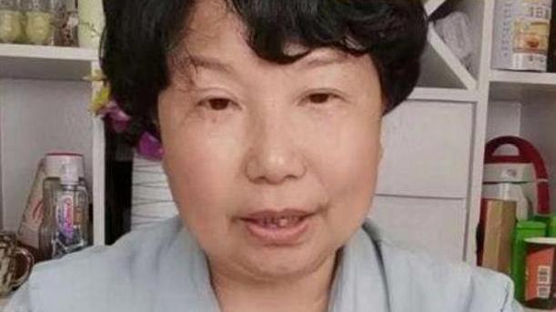 杜新枝|杜新枝带货翻车？蛋卷吐手里还拉丝，网友：自己咽不下去卖给粉丝