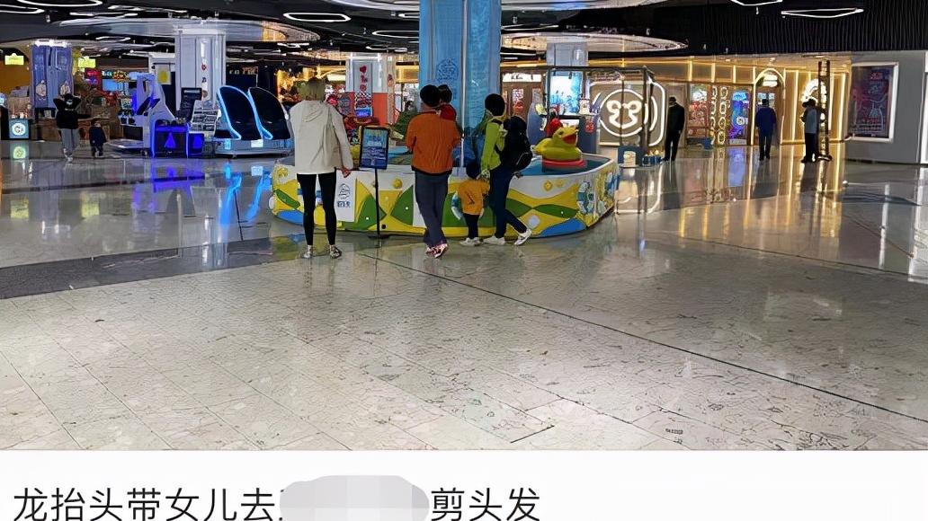 人世间|撒贝宁夫妇在上海遛娃被偶遇！逛商场接地气，混血龙凤胎颜值超高