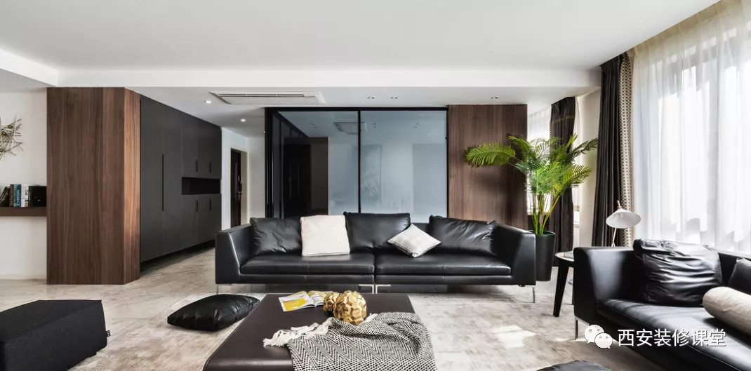 沙发墙开窗或者砸墙，放大整个空间