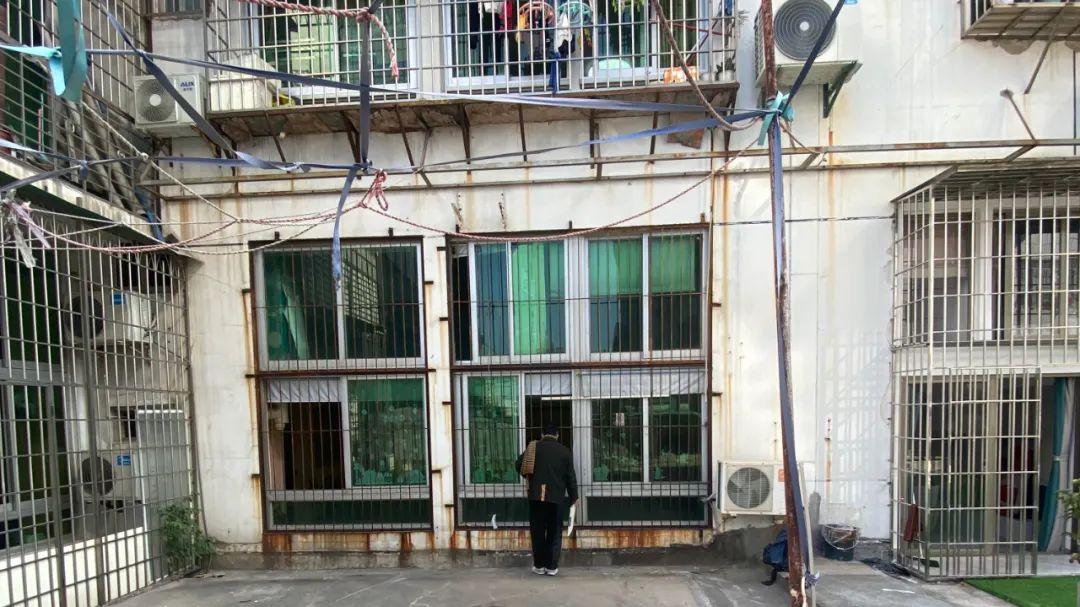 层高4米3，面积40㎡超旧学区房，改出两室一厅，带入户花园