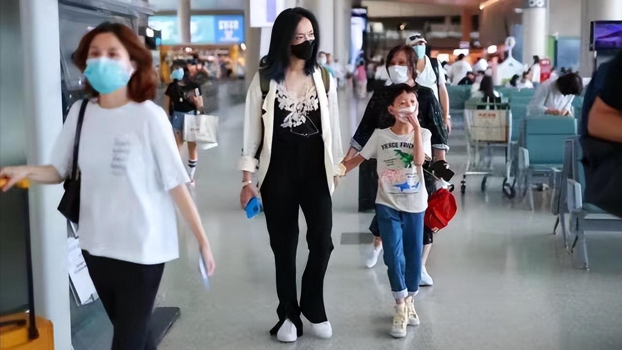 姚晨|姚晨罕带儿女走机场，身材纤细又有品，一对儿女颜值被老公拉跨