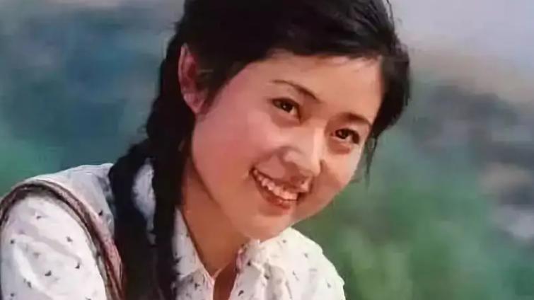 倪萍|31年前的春晚，倪萍用4张白纸撒了个谎，“欺骗”观众多年