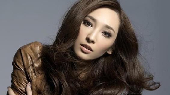 参观吴佩慈住的豪宅，客厅沙发都带雕花的，生活过得像贵妃