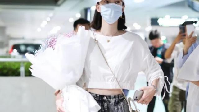 秦岚|“啃猪蹄”的6厘米牛仔裤，秦岚女神的大妈形象，网友：太胖了！