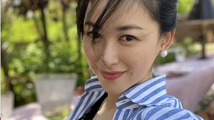 朱珠|“阔太”朱珠穿7千拖鞋出门！拎名牌包坐丛林中，手上绿宝石抢镜