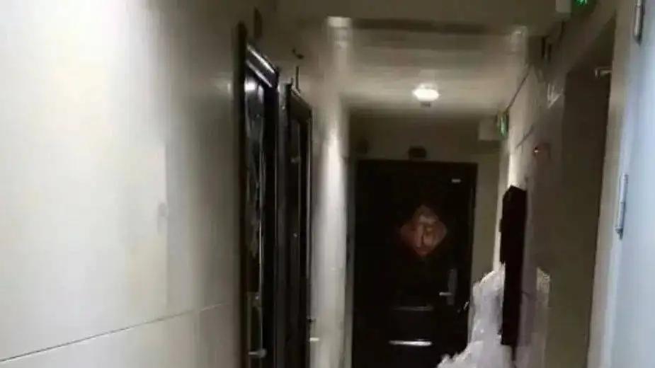 边套邻居在走廊安装铁门，强占公共区域，态度蛮横，我该怎么办？