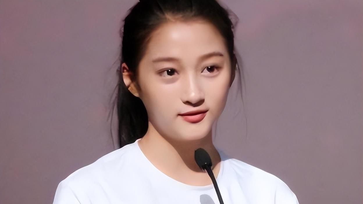 关晓彤|关晓彤考进体制内，鹿少却多次落榜，原来明星也难逃“真香定律”