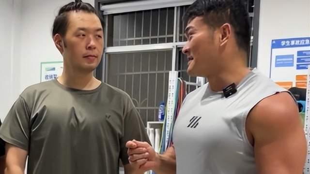 杜海涛|健身教练晒出杜海涛近照，瘦了差不多30斤左右，身材也魁梧了不少