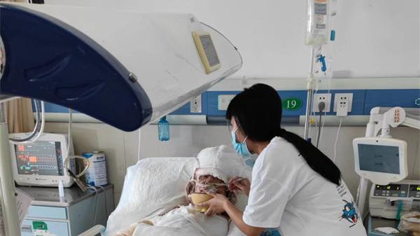 医院|男子瞒着父亲“割皮救父”：我年轻无所谓，记下每笔捐款立志报答