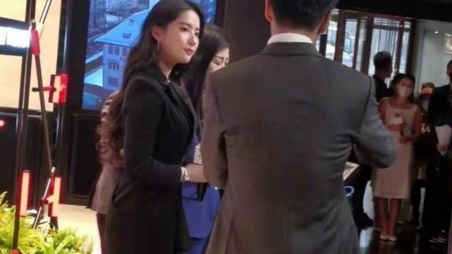 穿衣搭配|刘亦菲胖了反而更美！生图状态赢过精修图，穿黑西装变身霸气总裁
