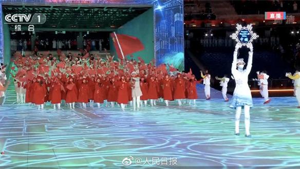 冬奥会|冬奥会开幕中国队入场，谷爱凌站方阵第一排，?一身中国红太可爱