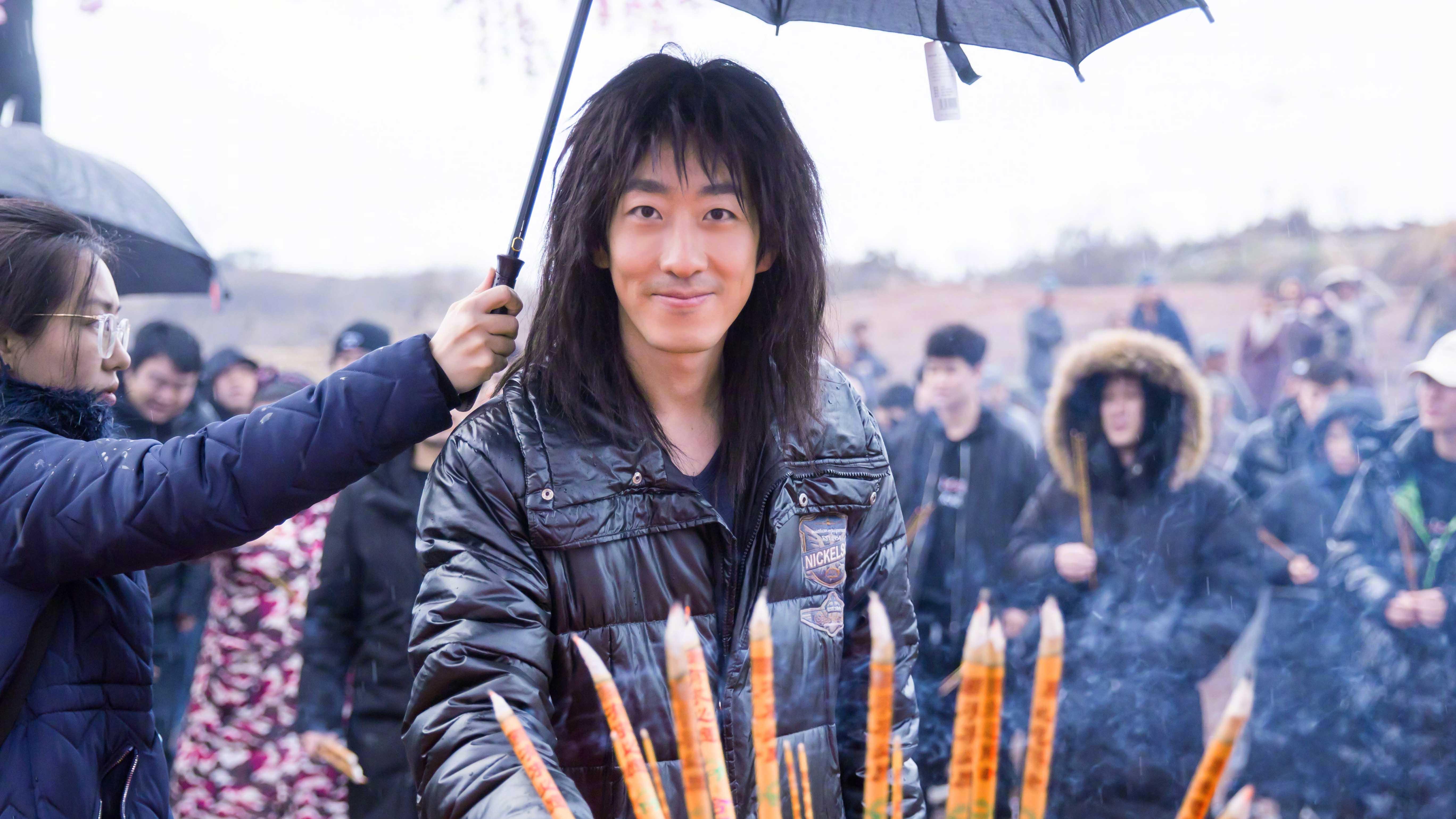 《赤脚大仙》延续了周星驰一贯的吊儿郎当的作风，但是童趣十足的情节与香港语毫无逻辑可言的对白