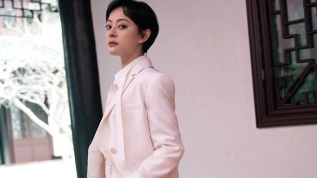 发型|上了年纪的女人尽量少烫“大妈卷”，今年流行这4种发型，更洋气