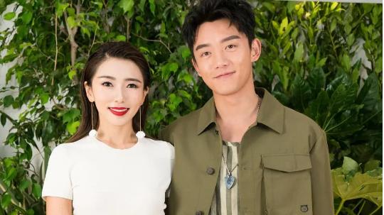 程晓玥|有钱任性！郑恺前任车库玩滑板被批太危险，衣着也遭吐槽不合适