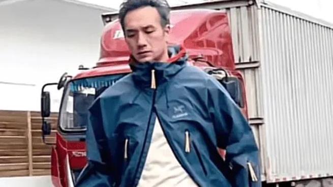 吴建豪|吴建豪买几十万手表被偶遇！皮肤白皙脸颊消瘦，戴仨耳钉打扮新潮