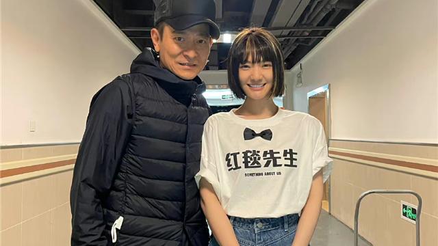 刘德华|刘德华现身海口被偶遇，一身黑色西装帅气依旧，亲民和粉丝互动