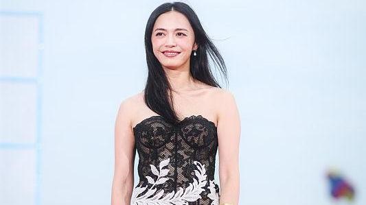 姚晨|姚晨不仅长得大气，衣品也是一等一的好，一袭抹胸长裙太高贵了