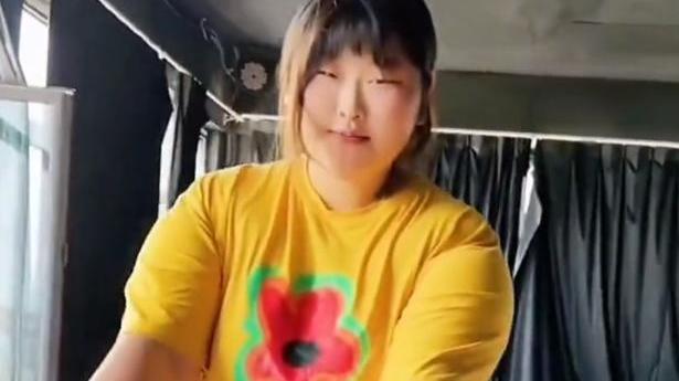 朱之文|大衣哥女儿酒局相亲，身材魁梧一个顶俩，男方：属实没想到