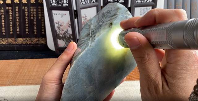 |赌石笔记：“诡异”的断口料，能否切涨？