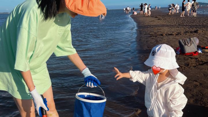 赶海|林峯老婆张馨月带娃赶海，素颜出镜秀笔直美腿，女儿戴帽模样可爱