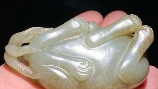 和田玉籽料|明 和田玉籽料 狮戏绣球 纸镇摆件 把件