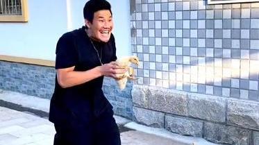 谢孟伟|谢孟伟格局打开了，看见路边的鸭子抱起来就跑，评论区很精彩