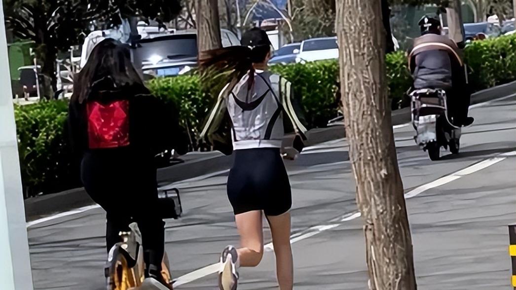 谷爱凌|自律又优秀！谷爱凌再次现身街头晨跑，全程21公里妈妈骑车跟不上