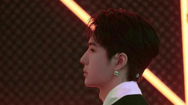 王一博|Q版王一博上线了，宣发公开节日物料，《热烈》开拍第一天