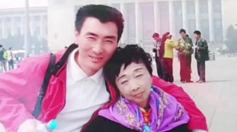 李玉成|85岁马玉琴成“摇钱树”，坐长椅上抹眼泪，李玉成悠闲地抽烟