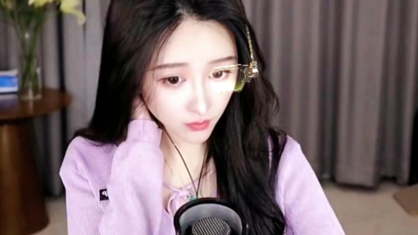 女主播|林七七穿白色吊带裙子，带上小鹿发卡清纯动人，一点不像阿姨