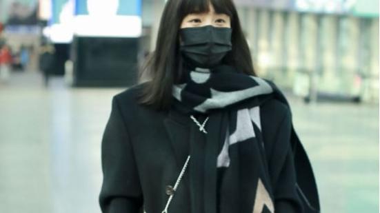 Angelababy 王智换发型像换了个人，廓形大衣配齐刘海年轻20岁，快认不出来了