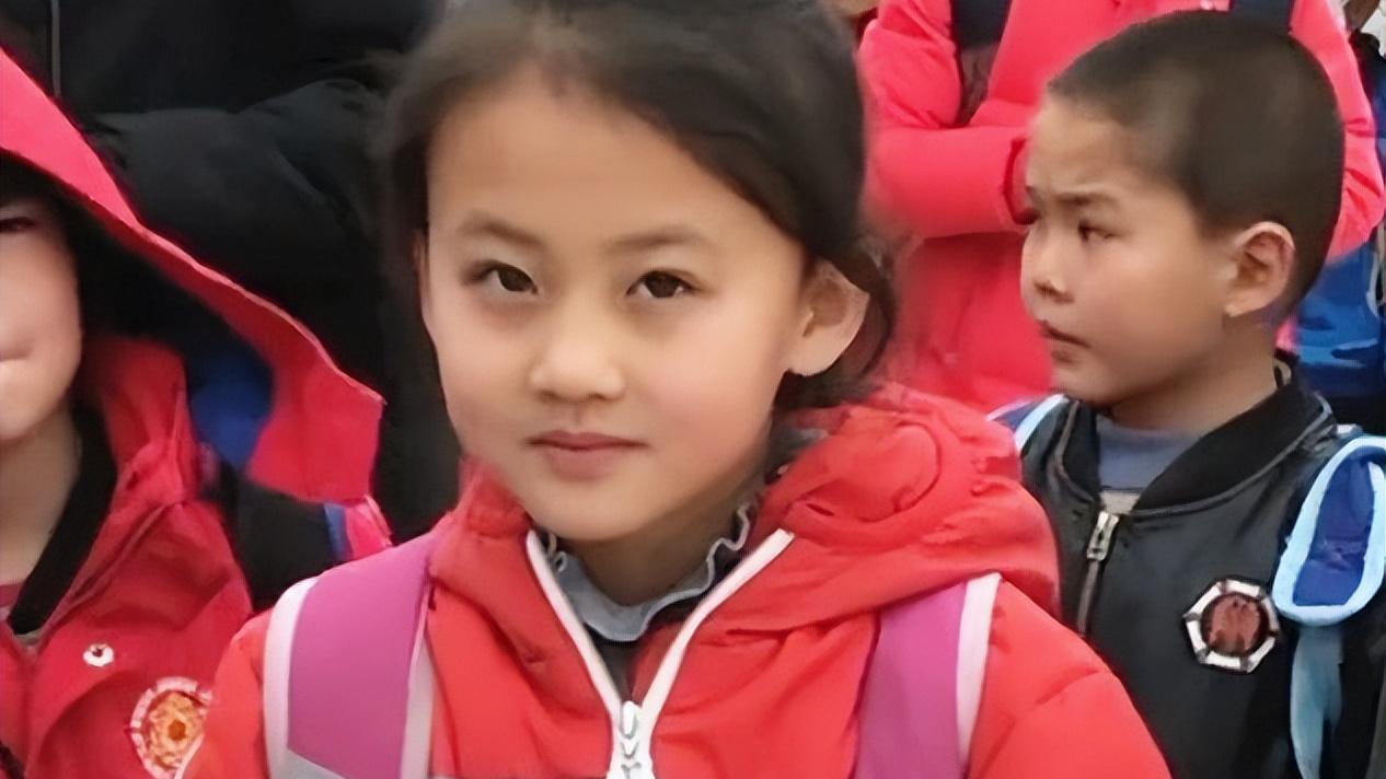 |7岁女孩铁嘉欣，因一张羞涩脸蛋走红，父母为她婉拒百万薪酬签约