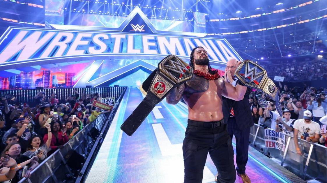 wwe|认可他的吧！首个毋庸置疑WWE环球冠军诞生，真正一家之主罗曼！