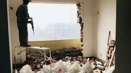 楼上装修，直接把飘窗砸了包进客厅，物业看了不罚款却夸真好看！