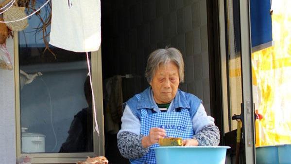 衰老|女人开始衰老，身上会有六种表现，你若一个都没有，说明很年轻