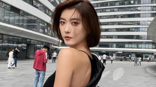 |女网红夜市卖唱被泼酒，却被扒出自导自演，网友：自甘堕落