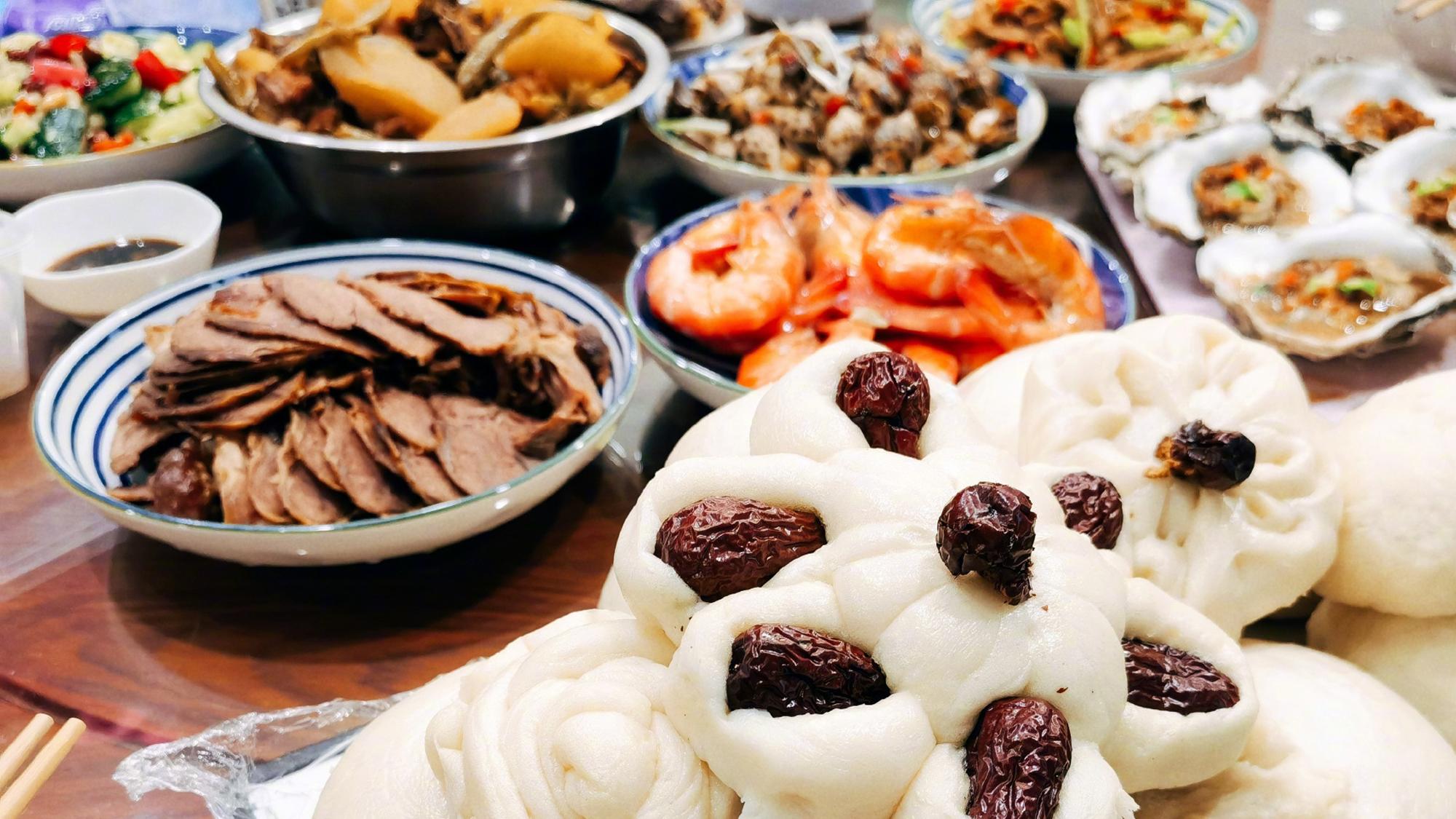 饺子|王丽坤晒年夜饭，贴对联贴福包饺子，年俗味浓郁，过年就应该这样