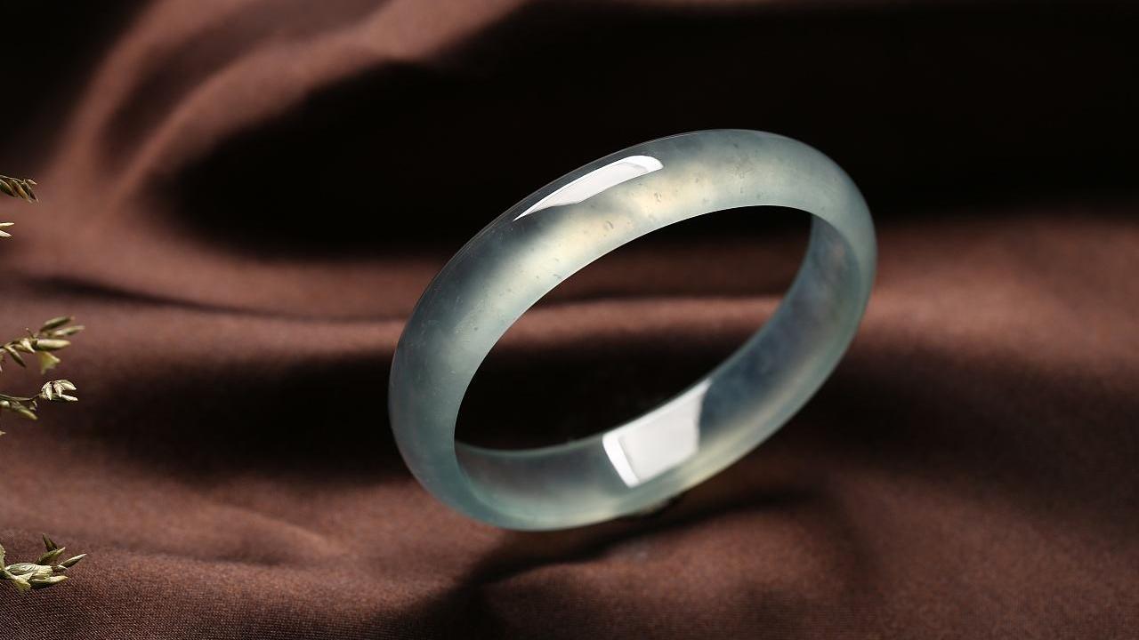 翡翠手镯|翡翠手镯该如何估价？不同种类的翡翠手镯，价格是多少？