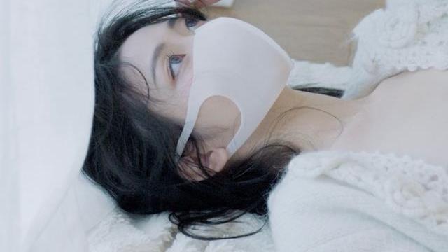 姐姐|同是“违法片”女主角，为何沈樵被抓，“玩偶姐姐”却安然无恙？