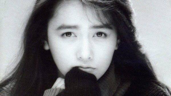 |她嫁给了比金城武还帅的男人，冲浪意外毁容，却被宠了整整17年