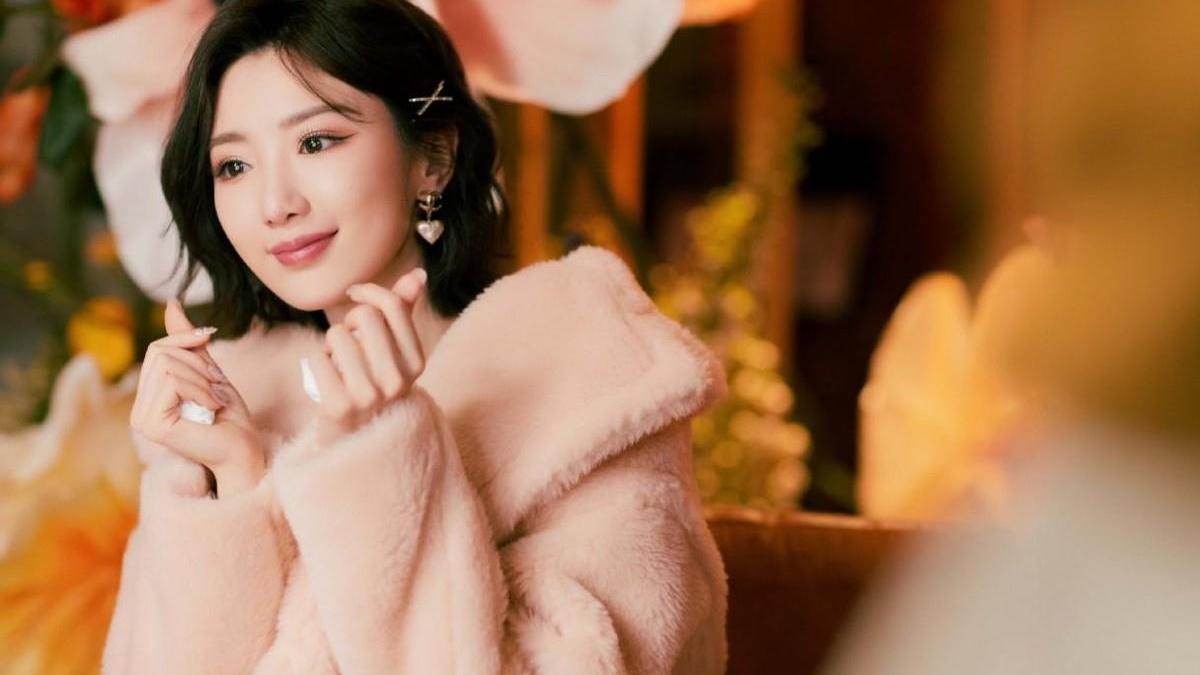 毛晓彤|毛晓彤庆34岁生日，现场布满鲜花十分豪华，圈内好友仅1人送祝福