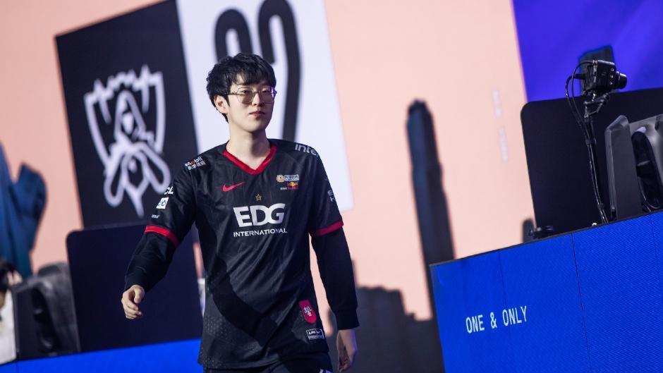 viper在hle喊话lpl粉丝, 数次哽住说不下去: 训练赛下意识说中文