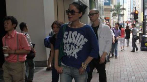 王菲|王菲9年前伦敦购物照曝光，皮肤白皙下巴尖锐，挑中钻石项链有半米长