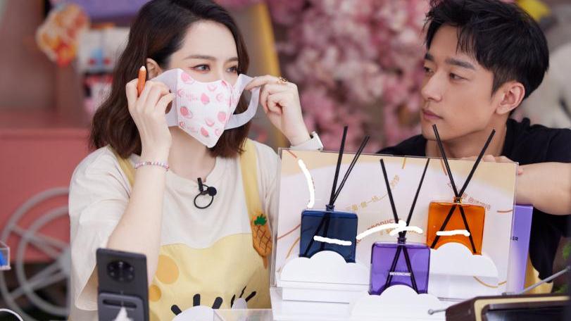 戚薇|戚薇怀孕还不忘营业，为赚奶粉钱直播到深夜，小腹隆起非常明显