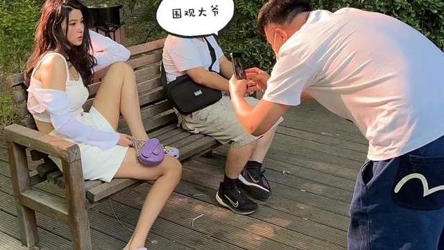 钟鹿纯|刘晓宇前女友坐船出游！穿豹纹短裙吸人眼球，公园拍摄遭大爷淡定围观