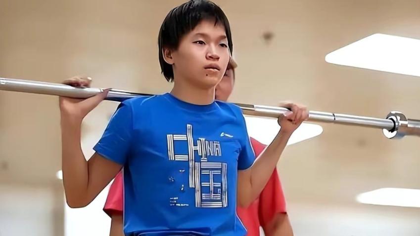 全红婵|全红婵1年长到1米53变美了！哥哥晒照，50万豪车停在大门口，奶奶出镜