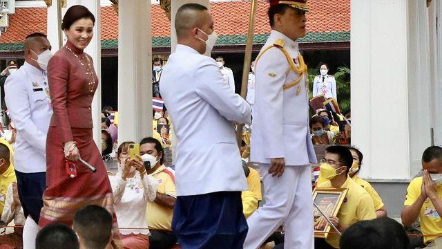 诗妮娜|诗妮娜难以翻身了？泰王帝后夫妇大秀恩爱，苏提达穿鎏金红裙太美