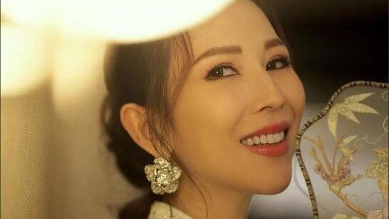 蔡少芬|蔡少芬不愧是“港姐”出身，48岁穿旗袍优雅又曼妙，娘娘又惊艳了
